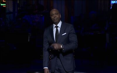 L'humoriste Dave Chappelle raconte une longue anecdote sur la diplomatie du président Jimmy Carter au Moyen-Orient lors de son passage à l'émission « Saturday Night Live », le 18 janvier 2025. (Capture d'écran)