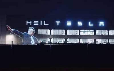 Photo de la projection par le groupe « Zentrum für Politische Schönheit » de la photo d'Elon Musk faisant un geste interprété comme un salut nazi, accompagné de la mention « Heil » en référence au nazisme, sur la façade de l'usine Tesla à Grünheide, en Allemagne, le 23 janvier 2025. (Capture d'écran X / @politicalbeauty)