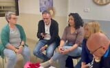 Les parents des trois otages libérés de Gaza s'entretiennent au téléphone avec le Premier ministre Benjamin Netanyahu le 23 janvier 2025 (Capture d'écran vidéo)