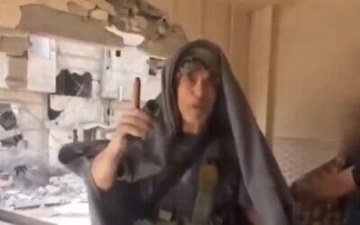 Des images de Yahya Sinwar, chef du Hamas tué pendant la guerre avec Israël,  qui ont été diffusées le 24 janvier 2025. (Capture d'écran/X)