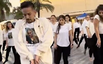 Le danseur Etai Peri répète une chorégraphie avec les proches de Romi Gonen sur la Place des Otages, en 2024 (Capture d'écran : YouTube)