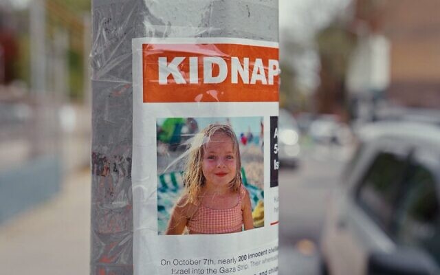 L'affiche d'Emilia Aloni, cinq ans, prise en otage dans le documentaire de Nim Shapira intitulé « TORN : The Israel-Palestine Poster War on NYC Streets ». Emilia a été prise en otage à Gaza avec sa mère Danielle et d'autres membres de sa famille le 7 octobre. La jeune fille et sa mère ont été libérées le 27 novembre 2023. (Crédit : Eyal Bau Cohen)
