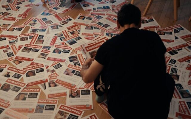 Préparation et tri des affiches KIDNAPPED à accrocher à New York pour attirer l'attention sur les plus de 250 personnes prises en otage à Gaza le 7 octobre, comme le montre le documentaire de Nim Shapira intitulé « TORN : The Israel-Palestine Poster War on NYC Streets ». (Crédit : Eyal Bau Cohen)