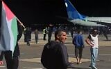 Illustration : Des émeutiers en train de pourchasser des passagers israéliens et juifs à l'arrivée d'un avion en provenance de Tel Aviv, à l'aéroport international de Makhachkala, dans la République du Dagastan du Caucase, le 29 octobre 2023. (Crédit : Capture d'écran Telegram/@askrasul via AFP ; utilisée conformément à l'article 27a de la loi sur le droit d'auteur)
