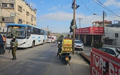 Illustration : La scène d'un attentat terroriste contre un bus en Cisjordanie le 6 janvier 2024. (Crédit : Magen David Adom)