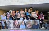Des familles d'otages détenus à Gaza manifestant devant le siège du Likud, à Tel Aviv, le 8 janvier 2025. (Crédit : Zohar Bar-Yehuda via les groupes de protestation pour la démocratie)