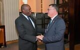 Le ministre des Affaires étrangères, Gideon Saar (à droite), rencontrant le ministre britannique des Affaires étrangères, David Lammy, en visite à Jérusalem, le 12 janvier 2025. (Crédit : Shlomi Amsalem/Ministère des Affaires étrangères)