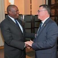 Le ministre des Affaires étrangères, Gideon Saar (à droite), rencontrant le ministre britannique des Affaires étrangères, David Lammy, en visite à Jérusalem, le 12 janvier 2025. (Crédit : Shlomi Amsalem/Ministère des Affaires étrangères)