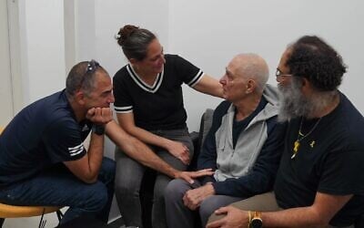 L'ex-otage Gadi Mozes retrouve ses enfants (de gauche à droite) Oded, Moran et Yaïr, dans des locaux de l'armée israélienne, près de Reim, le 30 janvier 2025. (Crédit : Armée israélienne)