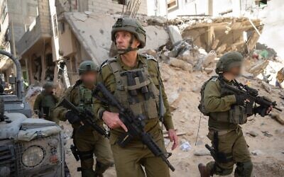 Le chef d'état-major de Tsahal, le général Herzi Halevi, rencontre des troupes dans le sud de Gaza, à Khan Younès, le 3 avril 2024. (Crédit : Armée israélienne)