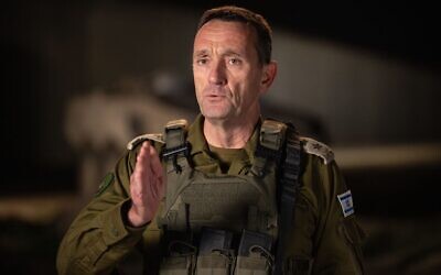 Le chef d'état-major de l’armée israélienne, le lieutenant-général Herzl Halevi, s'exprimant après une visite à Beit Hanoun, dans le nord de Gaza, le 18 janvier. 2025.  (Crédit : Armée israélienne)