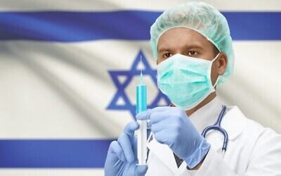 Un médecin tenant une seringue, sur fond de drapeau d'Israël, sur une photo non datée. (Crédit : Niyazz via iStock by Getty Images)