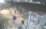 Des images montrent des dizaines d'israéliens lançant des pierres et des cocktails Molotov dans le village palestinien de Turmusaya. (Capture d'écran X ; utilisée conformément à la clause 27a de la loi sur le droit d'auteur)