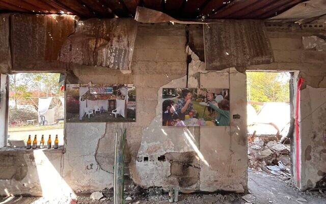 La maison des Kedem-Simantov, tués le 7 octobre à l'intérieur du kibboutz Nir Oz, photographiée en janvier 2025 (Crédit : Tal Schneider/Times of Israel) La maison des Kedem-Simantov, tués le 7 octobre à l'intérieur du kibboutz Nir Oz, photographiée en janvier 2025 (Crédit : Tal Schneider/Times of Israel)