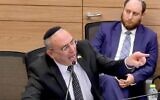 Le député du Likud Eliyahu Revivo criant à l'adresse du père de l'otage Nimrod Cohen, à la Knesset, le 13 janvier 2025. (Crédit : Capture d'écran/Knesset TV)