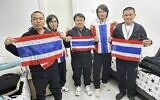 Les otages thaïlandais libérés par le Hamas, de gauche à droite : Surasak Rumnao, Sathian Suwannakham, Bannawat Saethao, Watchara Sriaoun, et Pongsak Thaenna arborant le drapeau thaïlandais en Israël, le 30 janvier 2025. (Crédit : Ambassade royale de Thaïlande à Tel Aviv via AP)