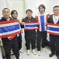 Les otages thaïlandais libérés par le Hamas, de gauche à droite : Surasak Rumnao, Sathian Suwannakham, Bannawat Saethao, Watchara Sriaoun, et Pongsak Thaenna arborant le drapeau thaïlandais en Israël, le 30 janvier 2025. (Crédit : Ambassade royale de Thaïlande à Tel Aviv via AP)