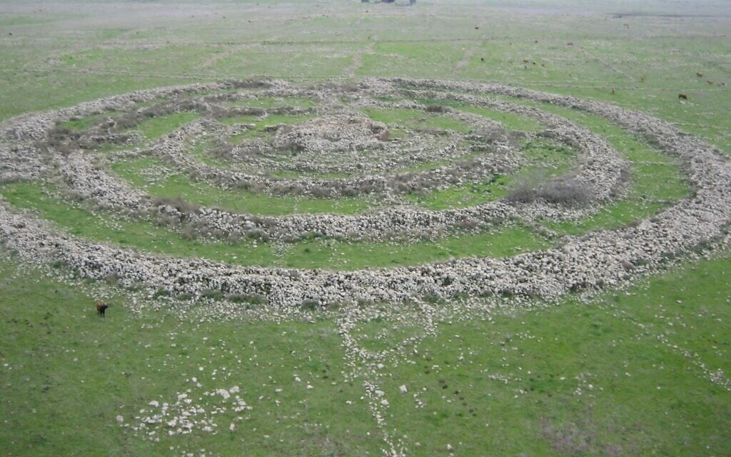 Photographie aérienne de Rujm el-Hiri, un site monumental antique situé sur le plateau du Golan, vue vers l'est. (Crédit : Y. Shmidov et A. Wiegmann)