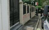 Des croix gammées taguées sur une synagogue, à Newtown, à Sydney, en Australie, le 11 janvier 2025. (Crédit : Capture d'écran via ABC News)