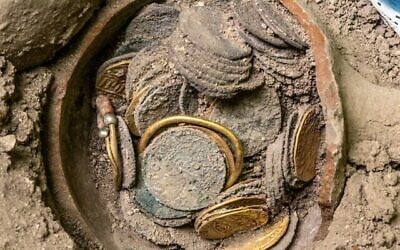Un trésor de pièces de monnaie médiévales découvert dans des cruches lors de fouilles à la synagogue de Huqoq, dans le nord d'Israël, en 2018. (Crédit : Tal Rogovsky)