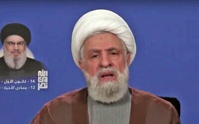 Le secrétaire général du Hezbollah, Naïm Qassem, prononçant un discours télévisé le 14 décembre 2024. (Crédit : Capture d'écran de Press TV ; utilisée conformément à l'article 27a de la loi sur les droits d'auteur)
