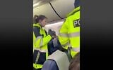 Capture d'écran d'une vidéo montrant une Israélienne expulsée d'un avion par la police allemande à l'aéroport de Berlin, le 6 janvier 2025. (Capture d'écran : N12/ Used in accordance with Clause 27a of the Copyright Law)