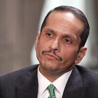 Le Premier ministre qatari Mohammed ben Abdulrahman Al-Thani s'entretient avec Arad Nir, de la chaîne N12 (hors champ) à Paris, dans le cadre d'une interview diffusée le 26 janvier 2025. (Crédit : Capture d'écran/Chaîne N12 ; utilisée conformément à l'article 27a de la loi sur les droits d'auteur)