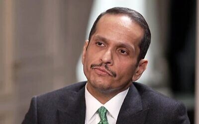 Le Premier ministre qatari Mohammed ben Abdulrahman Al-Thani s'entretient avec Arad Nir, de la chaîne N12 (hors champ) à Paris, dans le cadre d'une interview diffusée le 26 janvier 2025. (Crédit : Capture d'écran/Chaîne N12 ; utilisée conformément à l'article 27a de la loi sur les droits d'auteur)