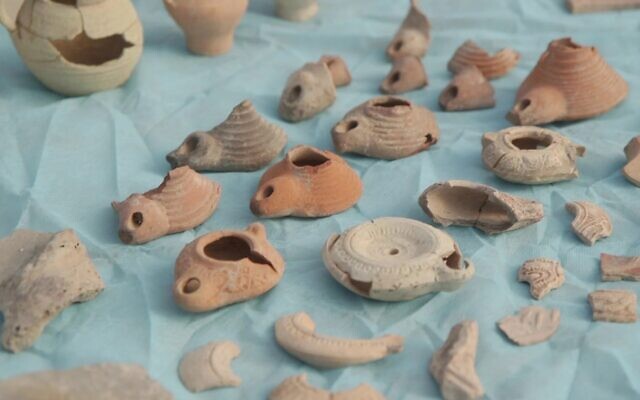 Des lampes à huile trouvées lors des fouilles du complexe qui accueillait un monastère près de Kiryat Gat, une image diffusée le 6 janvier 2024. (Crédit : Emil Aladjem/Autorité israélienne des antiquités)