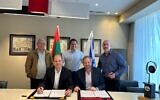 Le co-fondateur de Thirdeye System, Lior Segal (devant à droite), signant un accord avec le PDG du groupe EDGE, Rodrigo Torres, basé aux Émirats arabes unis, le 28 janvier 2025. (Crédit : Autorisation)