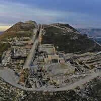 Vue aérienne de la forteresse d'Hérodion, avec le site funéraire du roi Hérode et le théâtre construit par Hérode le Grand entre 23 et 15 avant notre ère dans le désert de Judée, au sud-est de Bethléem, le 24 novembre 2020. (Crédit : Menahem Kahana/AFP)