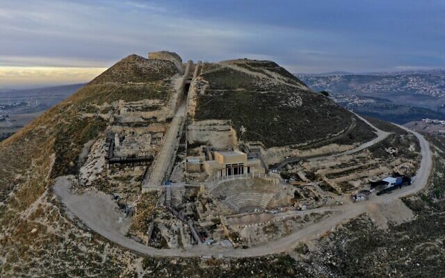 Vue aérienne de la forteresse d'Hérodion, avec le site funéraire du roi Hérode et le théâtre construit par Hérode le Grand entre 23 et 15 avant notre ère dans le désert de Judée, au sud-est de Bethléem, le 24 novembre 2020. (Crédit : Menahem Kahana/AFP)