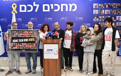 Nissan et Sharon Calderon (troisième et quatrième en partant de la gauche), le frère et la belle-sœur de l'otage libéré Ofer Calderon, parlent à la presse au nom de la famille, de l'hôpital Sheba, à Ramat Gan, le 2 février 2025. (Crédit : Paulina Patimer)