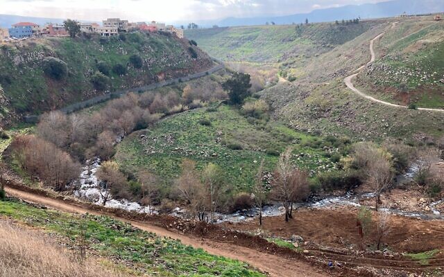 Vue de Ghajar d'un côté, sur la rivière Hezbani qui coule dans une vallée au Liban, le 23 janvier 2025. (Crédit : Diana Bletter/Times of Israel) Vue de Ghajar d'un côté, sur la rivière Hezbani qui coule dans une vallée au Liban, le 23 janvier 2025. (Crédit : Diana Bletter/Times of Israel)