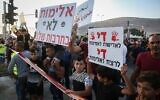 Des Arabes israéliens protestent contre la violence, le crime organisé et les récents meurtres au sein de leurs communautés, dans la ville arabe de Majd al-Krum, dans le nord d'Israël, le 3 octobre 2019. (Crédit : David Cohen/Flash90)