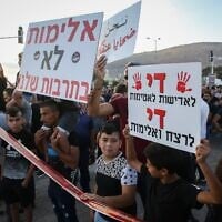 Des Arabes israéliens protestent contre la violence, le crime organisé et les récents meurtres au sein de leurs communautés, dans la ville arabe de Majd al-Krum, dans le nord d'Israël, le 3 octobre 2019. (Crédit : David Cohen/Flash90)
