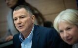 Yuli Edelstein dirige une réunion de la commission des affaires étrangères et de la défense à la Knesset à Jérusalem le 3 février 2025. (Crédit : Yonatan Sindel/Flash90)
