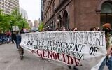 Des étudiants anti-israéliens et pro-palestiniens se rassemblent devant la Cooper Union à Manhattan pour protester contre la position de l'école sur Israël, le 9 mai 2024 à New York. (Crédit : Spencer Platt/Getty Images/AFP)