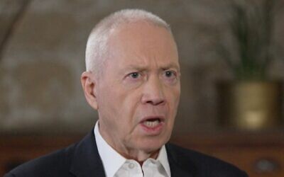 L'ancien ministre de la Défense Yoav Gallant parle avec Yonit Levi et Amit Segal de N12 news dans une interview diffusée le 6 février 2024. (Crédit : capture d'écran de N12 ; utilisée conformément à la clause 27a de la loi sur le droit d'auteur)