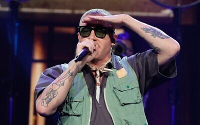 Macklemore lors de la cérémonie d'ouverture des Invictus Games 2023 au Merkur Spielarena à Düsseldorf, dans l'ouest de l'Allemagne, le 9 septembre 2023. (Crédit : Odd ANDERSEN / AFP)