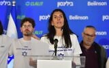 Shelly Shem Tov, la mère de l'otage libéré Omer Shem Tov, s'adresse aux médias au centre médical Rabin à Petah Tikva le 23 février 2025. (Crédit : Avshalom Sassoni/ Flash90)