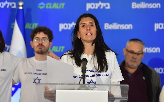 Shelly Shem Tov, la mère de l'otage libéré Omer Shem Tov, s'adresse aux médias au centre médical Rabin à Petah Tikva le 23 février 2025. (Crédit : Avshalom Sassoni/ Flash90)