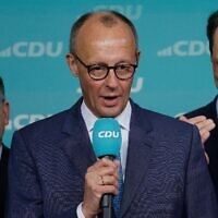 Friedrich Merz, leader de l'Union chrétienne-démocrate (CDU) et principal candidat de son parti au poste de chancelier, s'adresse à ses partisans après l'annonce des premiers sondages de sortie des urnes des élections générales allemandes à la télévision allemande lors de la soirée électorale à Berlin, Allemagne, 23 février 2025. (Crédit : Odd Andersen / AFP)