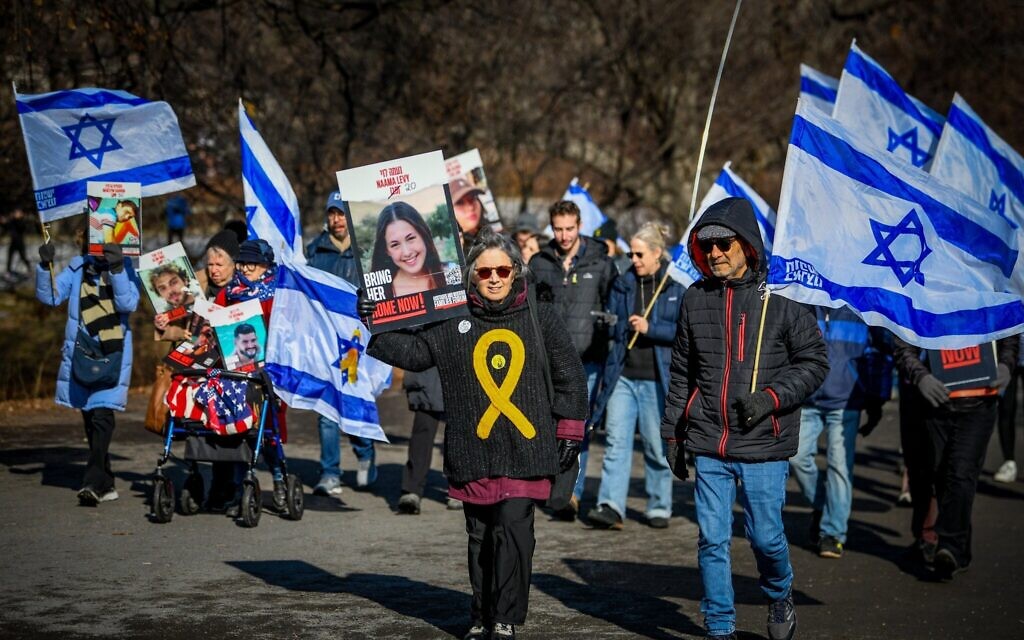 Des personnes participent à un rassemblement appelant à la libération des Israéliens retenus en otage par les terroristes du Hamas à Gaza, à Central Park dans la ville de New York, le 12 janvier 2025. Illustration  (Crédit : Arie Leib Abrams/Flash90)