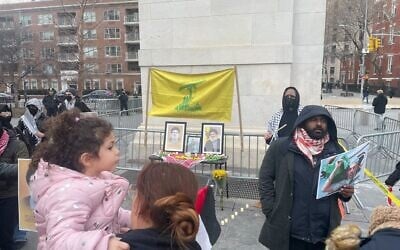 Les funérailles du chef terroriste du Hezbollah, Hassan Nasrallah, à New York, le 23 février 2025. (Crédit : Luke Tress/Times of Israel)