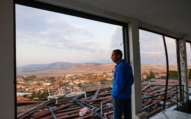 Un homme examine les dégâts causés par la récente guerre à Metula, à la frontière israélienne avec le Liban, le 2 janvier 2025. (Crédit : Yossi Zamir/ Flash90)