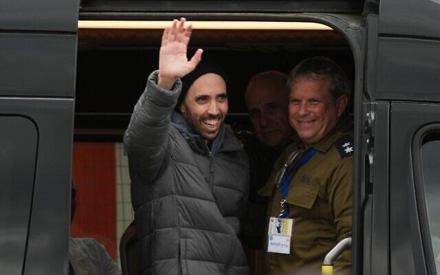 L'otage israélien libéré Tal Shoham salue depuis une camionnette à son arrivée à l’hôpital Rabin à Petah Tikva, le 22 février 2025 (Crédit : Ohad Zwigenberg/AP)
