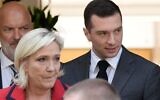 Le président du parti d'extrême droite Rassemblement national, Jordan Bardella, à droite, quitte la salle avec la dirigeante d'extrême droite Marine Le Pen après une conférence de presse, le 24 juin 2024, à Paris. (Crédit : Christophe Ena/AP)