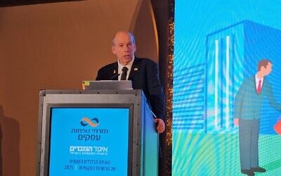 Le Contrôleur de l'État Matanyahu Englman s'exprime devant l'Association des trésoriers, le 27 février 2025. (Crédit : State Comptroller's Office)
