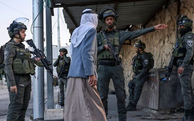 Des Palestiniens franchissent un point de contrôle dans la ville de Bethléem en Cisjordanie, le 5 avril 2024, alors que les fidèles se dirigent vers l'enceinte de la mosquée Al-Aqsa de Jérusalem, au sommet du mont du Temple, pour la prière du vendredi midi pendant le mois de jeûne musulman du Ramadan. (Crédit : Hazem Bader/AFP)
